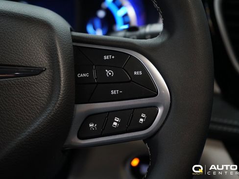 Used 2022 Chrysler Pacifica Touring-L image 16