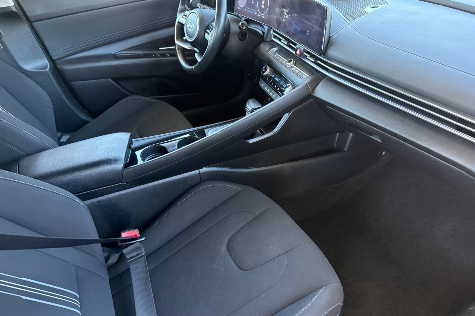 Used 2025 Hyundai Elantra SEL FWD image 23