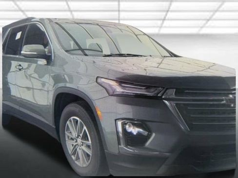 Used 2023 Chevrolet Traverse LT image 1