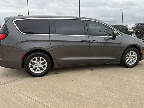 Used 2017 Chrysler Pacifica Touring image 22