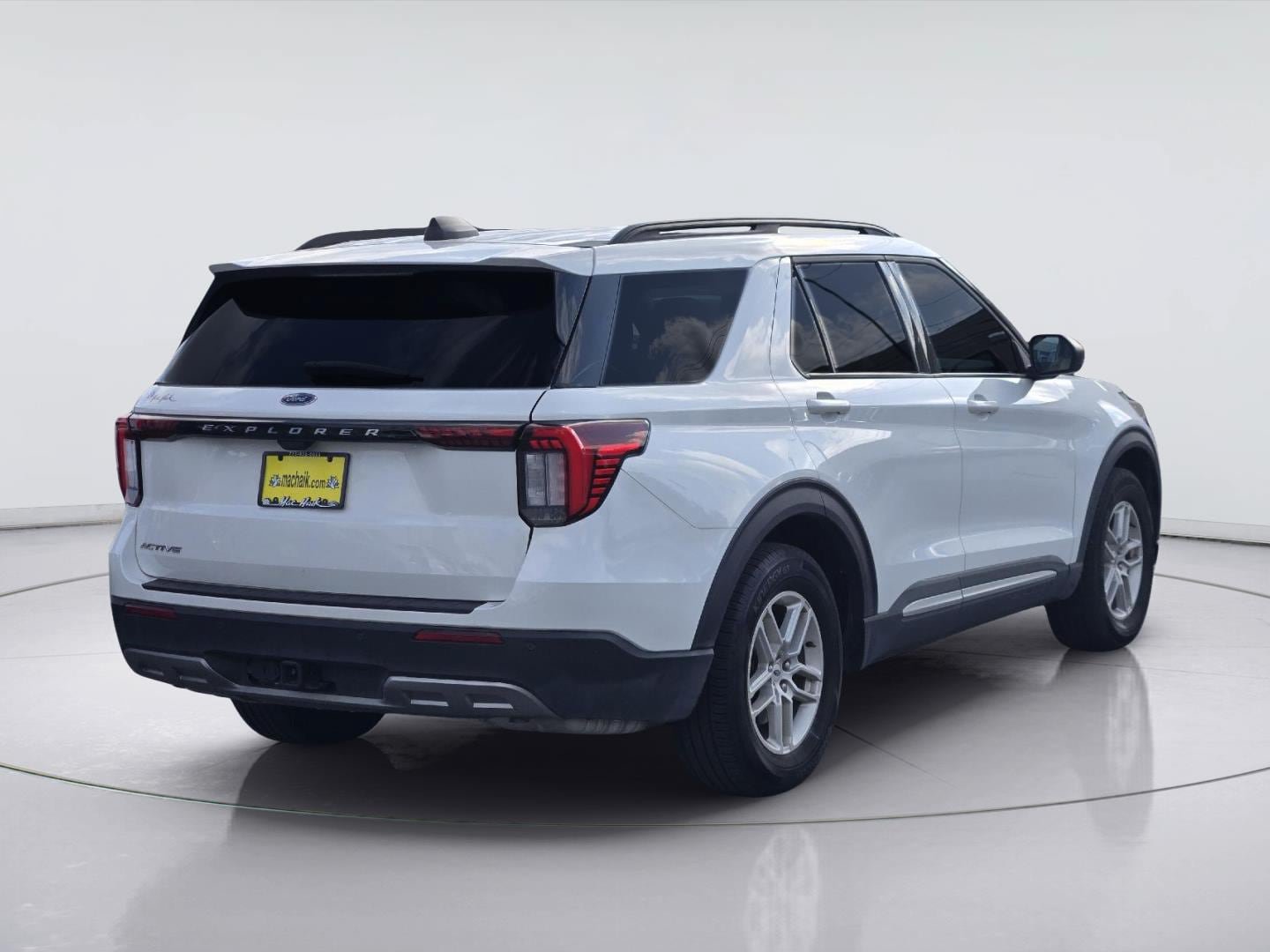 Used 2025 Ford Explorer Active w/ Active Comfort Package RWD image 8