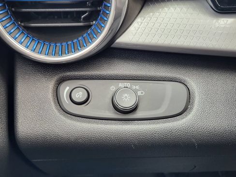 Certified 2025 Chevrolet Trax LT FWD image 22
