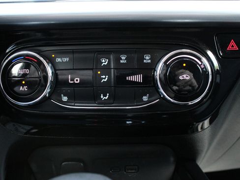 Used 2025 Chevrolet Trax LT w/ LT Convenience Package FWD image 36
