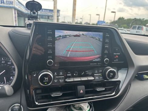 Used 2020 Toyota Highlander XLE AWD/4WD image 13
