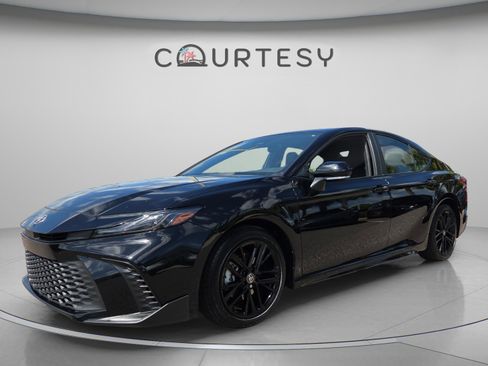 Certified 2025 Toyota Camry SE image 1