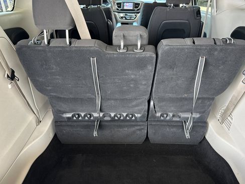 Used 2022 Chrysler Voyager LX image 16