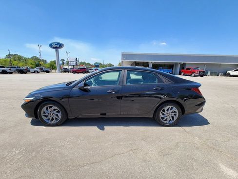 Used 2024 Hyundai Elantra SEL FWD image 2