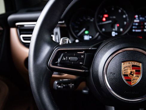 Certified 2025 Porsche Macan AWD/4WD image 17