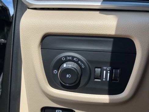 Used 2023 Jeep Grand Cherokee L Limited w/ Luxury Tech Group II image 14