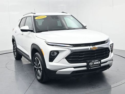 Used 2025 Chevrolet TrailBlazer LT AWD/4WD image 2
