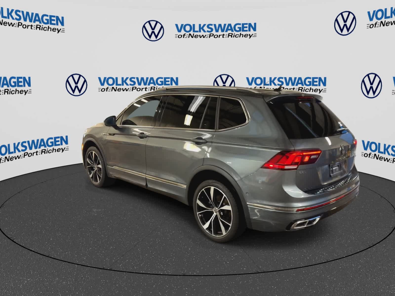 Used 2024 Volkswagen Tiguan SEL R-Line AWD/4WD image 6