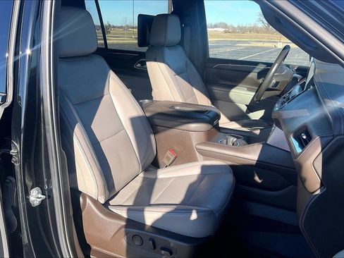 Used 2021 GMC Yukon XL SLT w/ Rear Media and Nav Package image 8