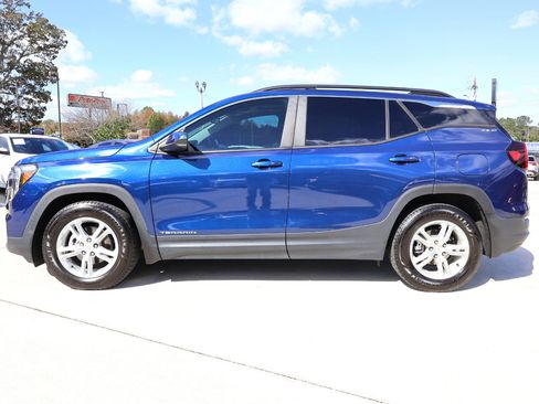 Used 2022 GMC Terrain SLE w/ Driver Convenience Package image 3