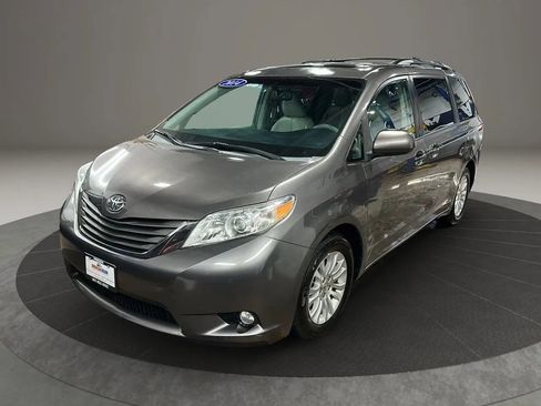Used 2014 Toyota Sienna XLE image 1