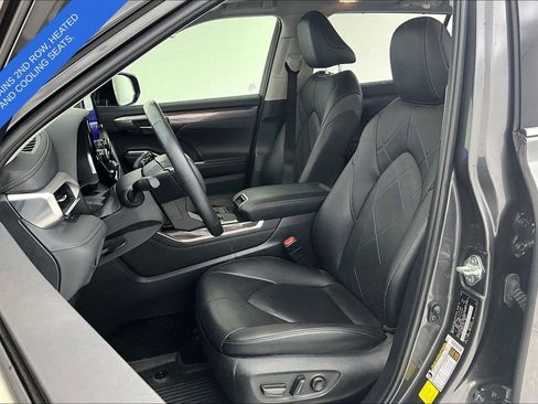 Used 2024 Toyota Highlander Platinum FWD image 32