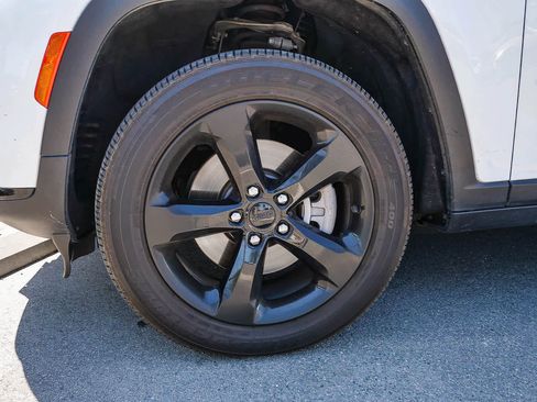 Used 2022 Jeep Grand Cherokee L Laredo image 5