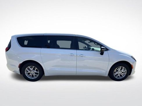 New 2027 Chrysler Pacifica Select FWD image 8