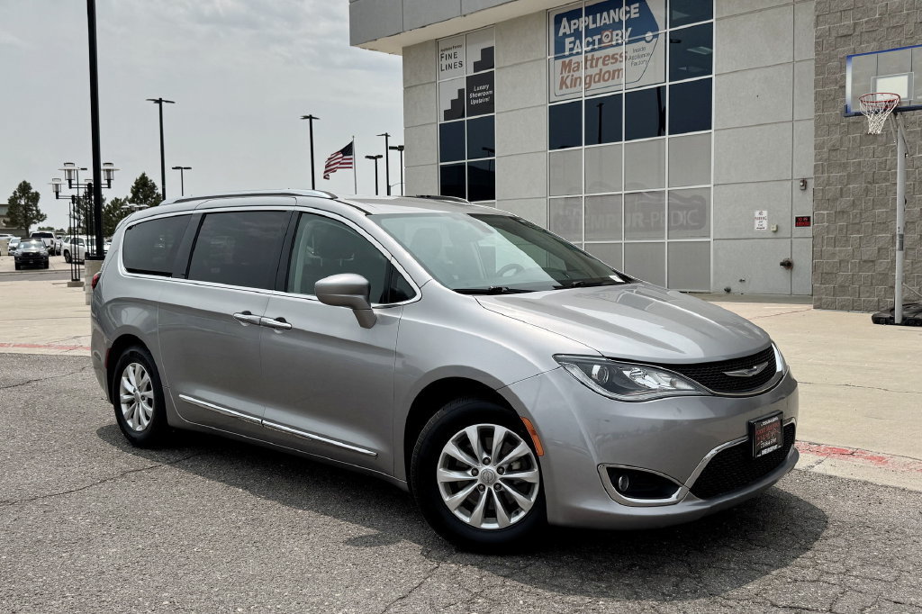 Used 2018 Chrysler Pacifica Touring-L FWD image 2