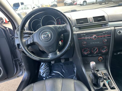 Used 2005 MAZDA MAZDA3 s w/ Moonroof & 6-CD Pkg image 15