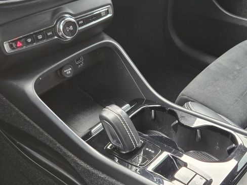 Used 2021 Volvo XC40 T5 R-Design w/ Advanced Package AWD/4WD image 9