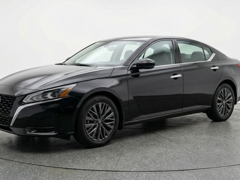 Used 2025 Nissan Altima 2.5 SV image 3