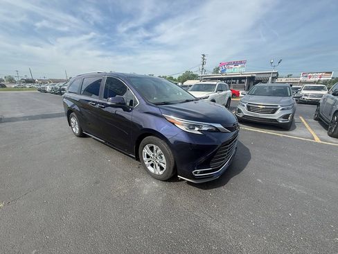 Used 2022 Toyota Sienna Platinum image 1