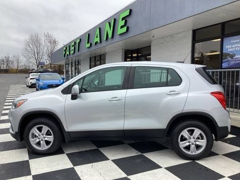 Used 2018 Chevrolet Trax LS image 2
