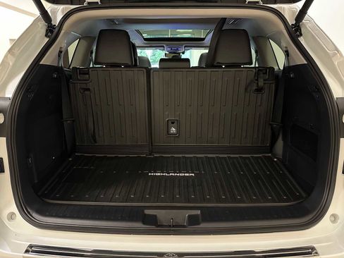 Certified 2025 Toyota Highlander Platinum image 31