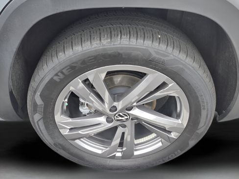 Certified 2024 Volkswagen Atlas Cross Sport SEL R-Line AWD/4WD image 9