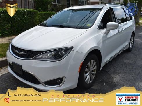 Used 2025 Chrysler Pacifica Select FWD image 1
