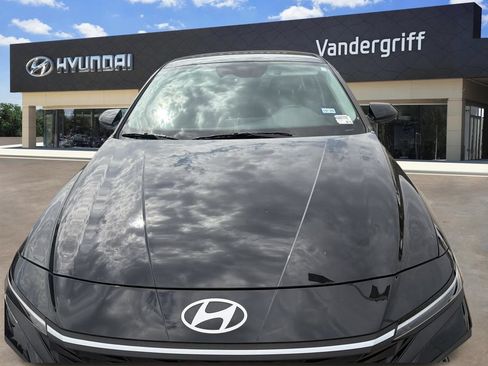 Used 2024 Hyundai Elantra Blue FWD image 4