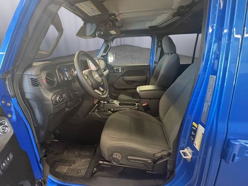 Used 2025 Jeep Wrangler Unlimited Rubicon w/ Convenience Group AWD/4WD image 26
