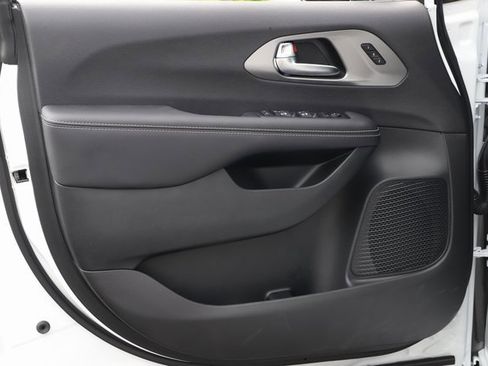 New 2026 Chrysler Pacifica Select image 17