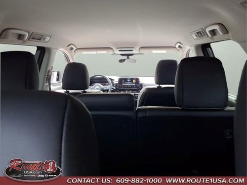 Used 2025 Nissan Pathfinder SL FWD image 23
