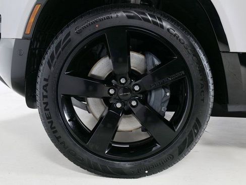 New 2026 Land Rover Defender 130 X-Dynamic SE image 9