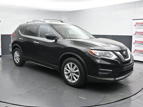 Used 2020 Nissan Rogue SV image 2