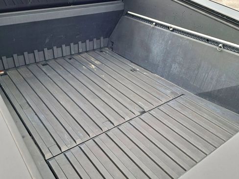 Used 2025 Tesla Cybertruck AWD Crew Cab image 9