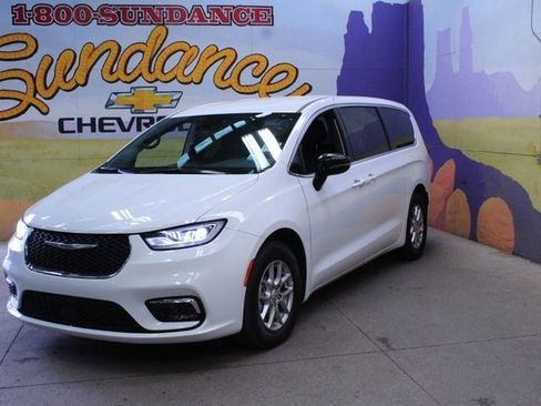Used 2025 Chrysler Pacifica Select image 2