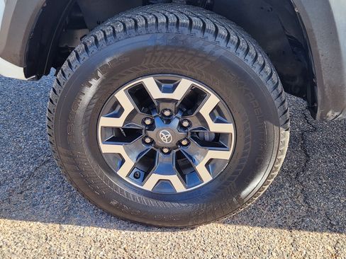Used 2022 Toyota Tacoma TRD Off-Road w/ Technology Package AWD/4WD image 7