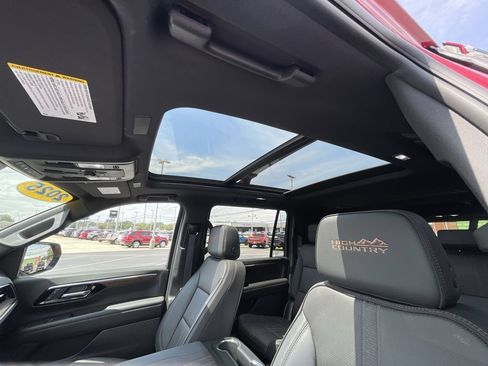 Used 2025 Chevrolet Suburban High Country AWD/4WD image 19