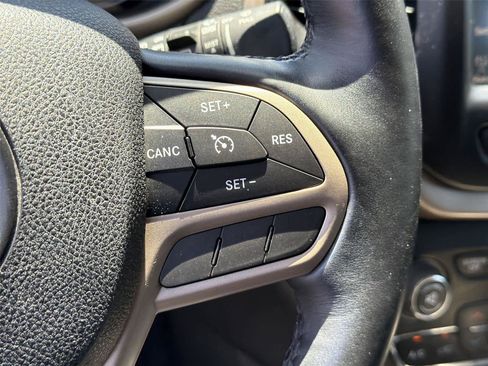 Used 2017 Jeep Cherokee Limited FWD image 35
