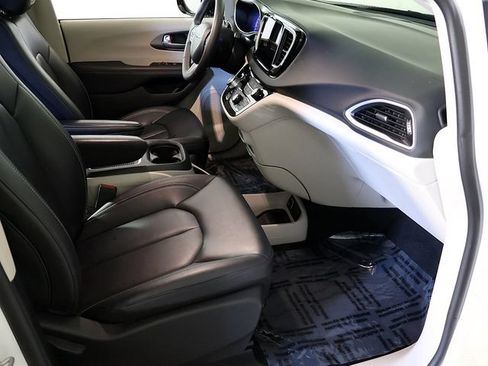 Used 2024 Chrysler Pacifica Touring-L FWD image 32