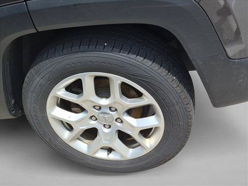 Used 2017 Jeep Renegade Latitude w/ Cold Weather Group AWD/4WD image 10