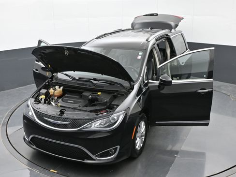 Used 2018 Chrysler Pacifica Touring-L image 48