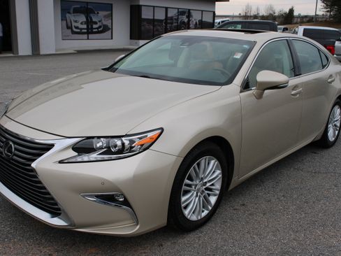 Used 2016 Lexus ES 350 w/ Premium Package w/Wood Trim image 2