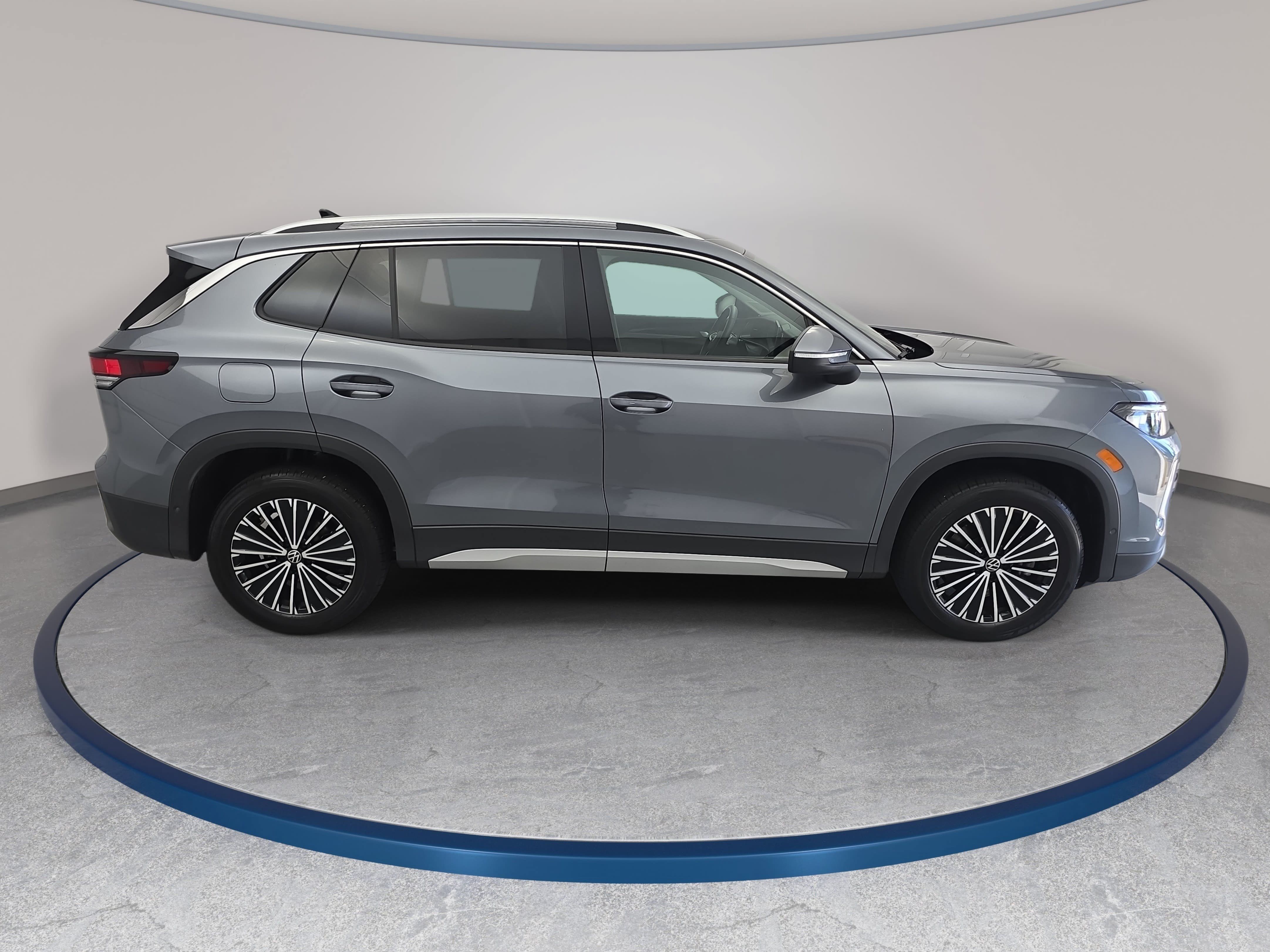 Used 2025 Volkswagen Tiguan S w/ 18" Wheel Package AWD/4WD image 4