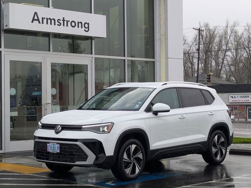 Used 2025 Volkswagen Taos SE image 9