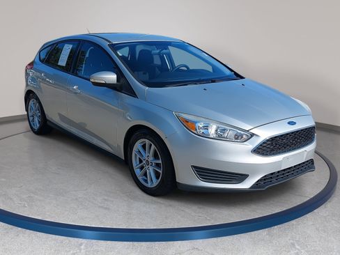 Used 2016 Ford Focus SE w/ Reverse Sensing Package FWD image 3