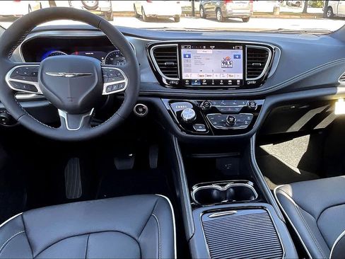 New 2026 Chrysler Pacifica Limited image 5