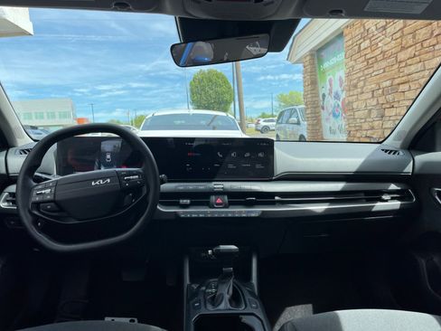 Used 2025 Kia K4 LXS image 32